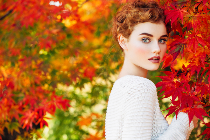 Autumn photo of beautiful girl