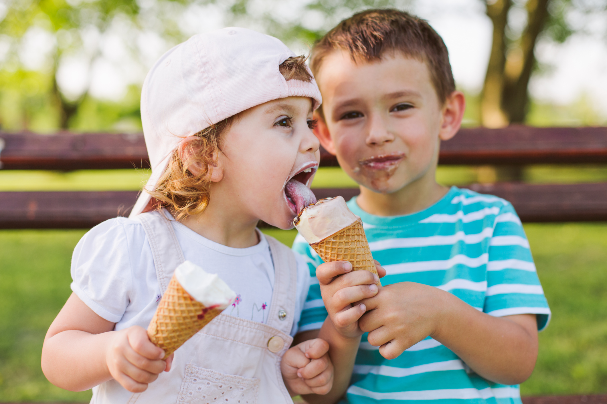 boy share ice cream with his sister